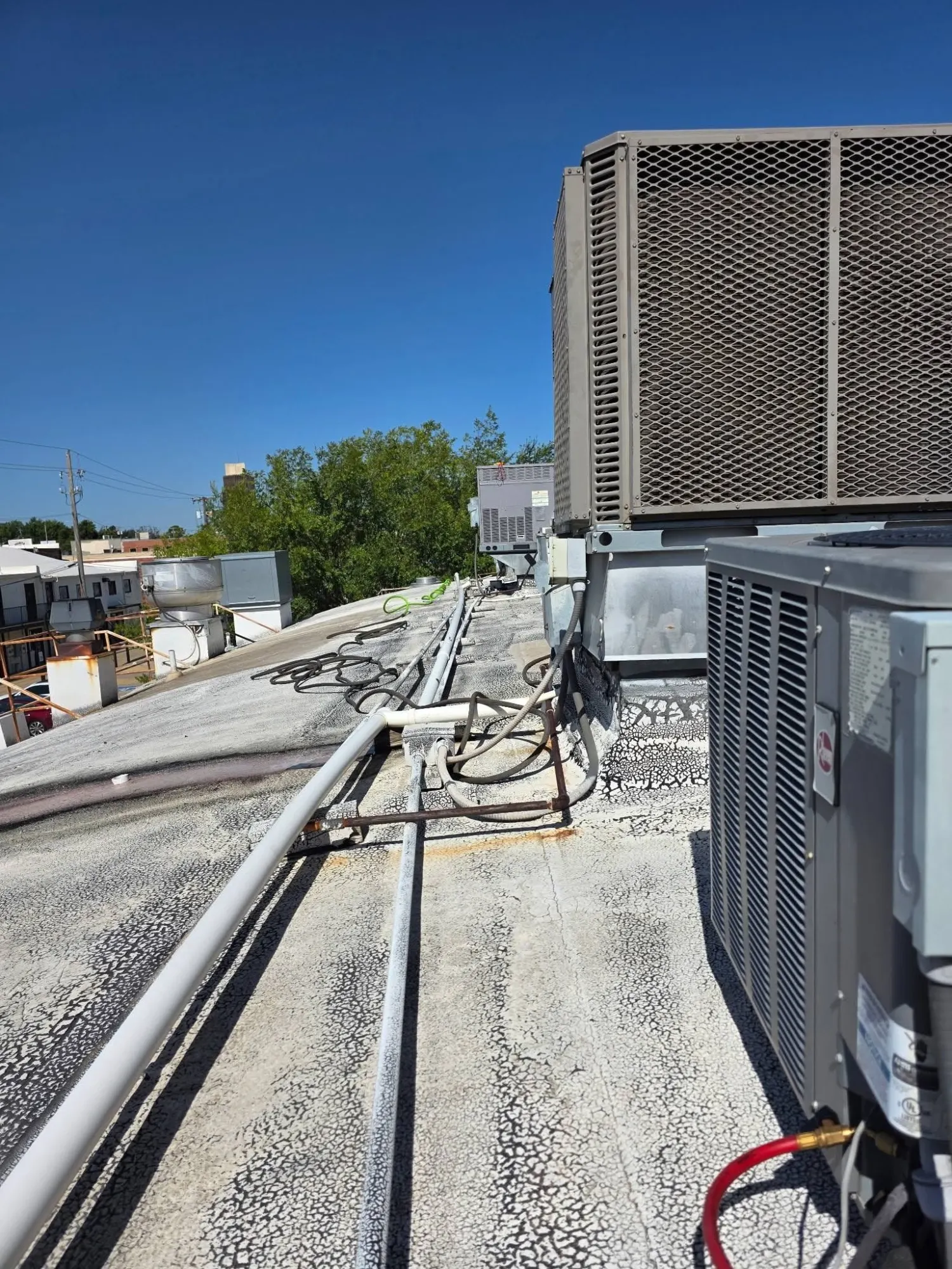 Rooftop commercial HVAC condensing units with refrigerant linesets